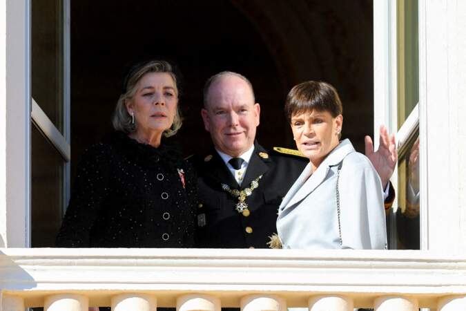 La princesse Caroline de Hanovre, le prince Albert II de Monaco et la princesse Stéphanie de Monaco, au balcon, lors de la fête nationale de Monaco le 19 novembre 2021.