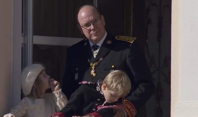Le prince Albert complice avec ses deux enfants, Jacques et Gabriella, lors de la fête nationale le 19 novembre 2021.