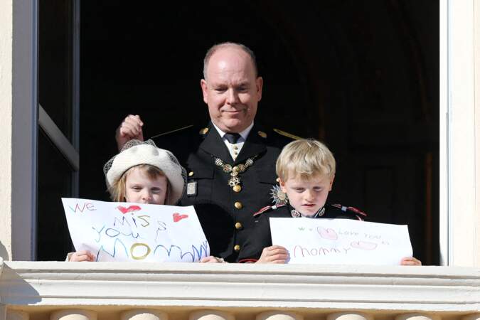 Le prince Albert II de Monaco et ses enfants, la princesse Gabriella et le prince Jacques, au balcon lors de la fête nationale de Monaco le 19 novembre 2021.