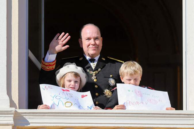 Au balcon du palais princier, Jacques et Gabriella de Monaco ont adressés des mots à leur mère, la princesse Charlene,  lors de la  fête nationale le 19 novembre 2021.