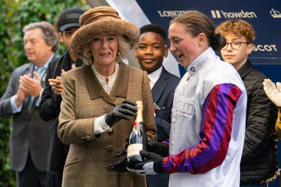 La jockey Bryony Frost, très émue, en recevant la bouteille de champagne offerte par la duchesse de Cornouailles, Camilla Parker Bowles, le 20 novembre 2021