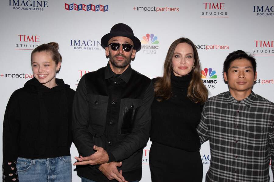 Shiloh Jolie-Pitt, JR, Angelina Jolie et Pax Jolie-Pitt à la première du film "Paper And Glue: A JR Project" à Los Angeles le 18 novembre 2021
