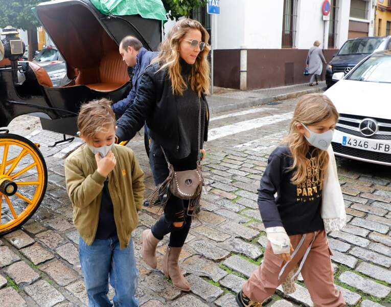 Elsa Pataky entourée de ses enfants lors de son séjour en Espagne, le 20 novembre