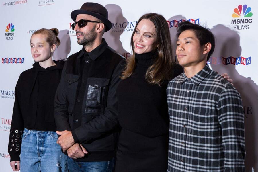 Les Jolie-Pitt étaient présents pour entourer le photographe JR lors de la première de son nouveau documentaire.