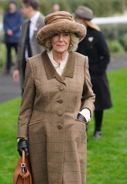 En ce samedi 20 novembre 2021, Camilla Parker Bowles a fait une apparition remarquée à Ascot avec un chapeau doublé de fourrure