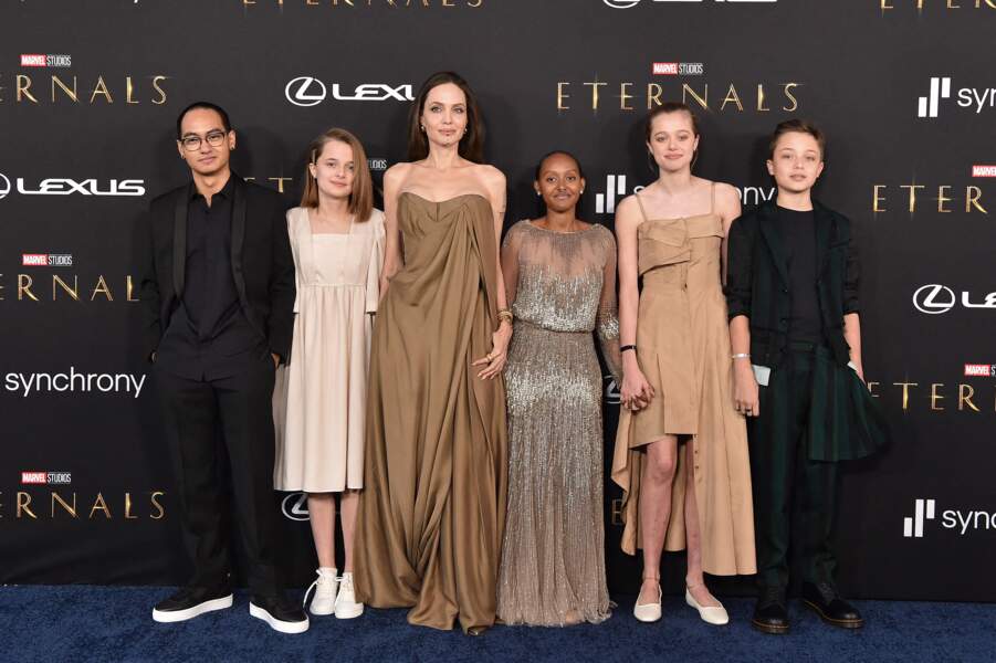 Angelina Jolie et ses enfants à la première du film Eternals au studio Marvel à Los Angeles, le 18 octobre 2021.
