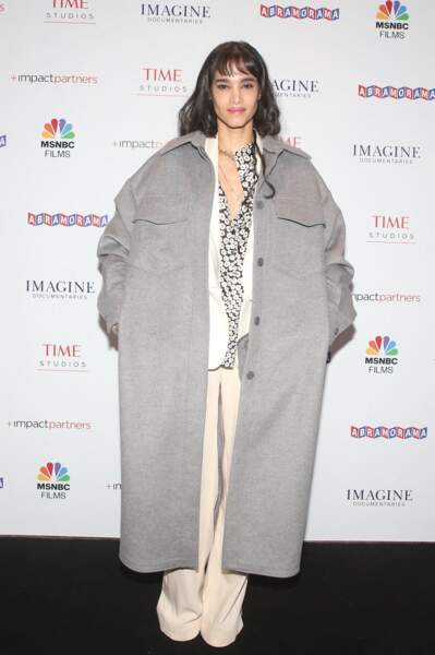 L'actrice Sofia Boutella, vêtue d'une longue sur-chemise grise, à également fait acte de présence sur le tapis rouge. 