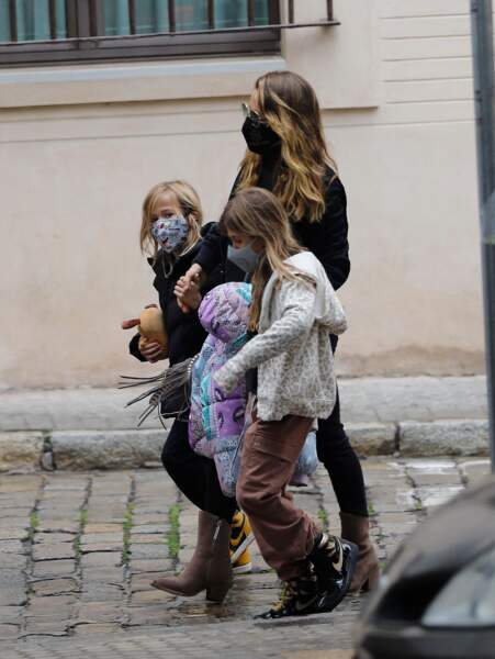 Elsa Pataky tient la main à ses enfants  India Rose, Tristan et Sasha à Séville, le 20 novembre