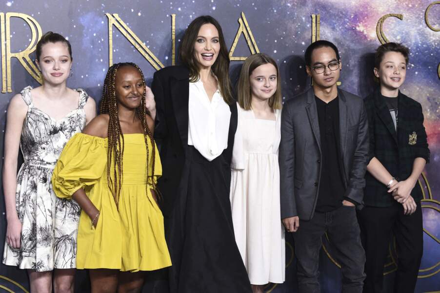 Angelina Jolie et ses enfants Shiloh, Zahara, Vivienne, Maddox, Knox Leon lors de la première du film Eternals à Londres le 27 octobre 2021.