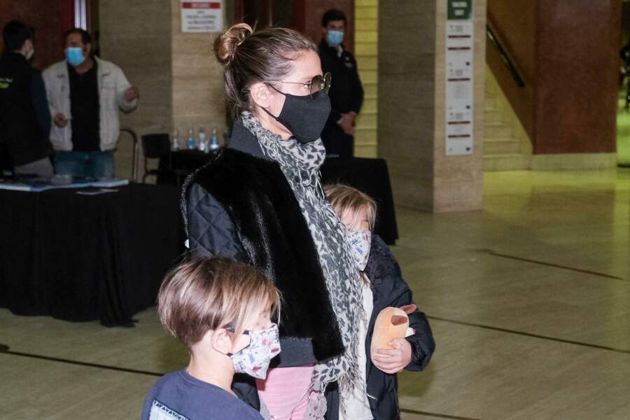 Elsa Pataky arrive avec ses enfants au  SICAB International Pre-Horse Show" à Séville, le 19 novembre