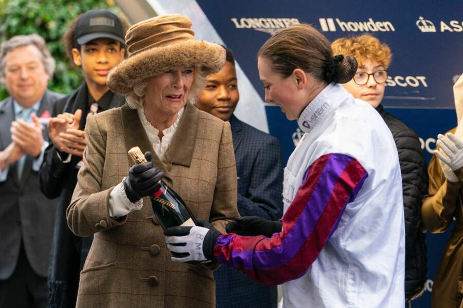 Camilla Parker Bowles remettant une bouteille de champagne à la jockey gagnante Bryony Frost, le 21 novembre 2021