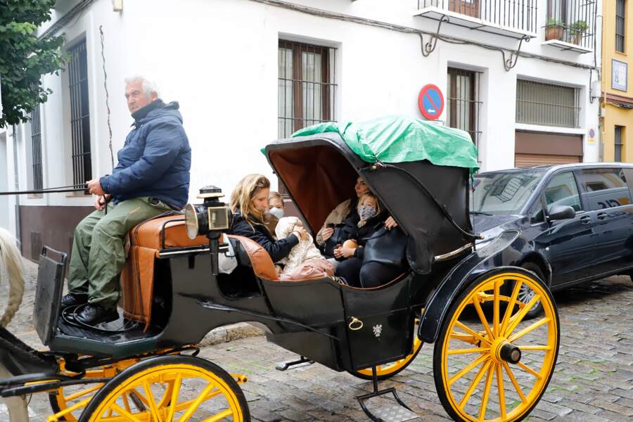 L'actrice espagnole Elsa Pataky fait de la calèche avec ses enfants, India Rose, Tristan et Sasha à Séville, le 20 novembre