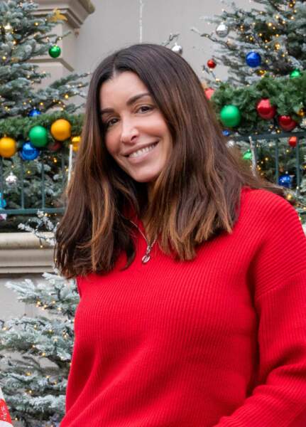 Jenifer Bartoli, carré long et no make-up pour fêter Noël à Disneyland Paris le 21 novembre 2021