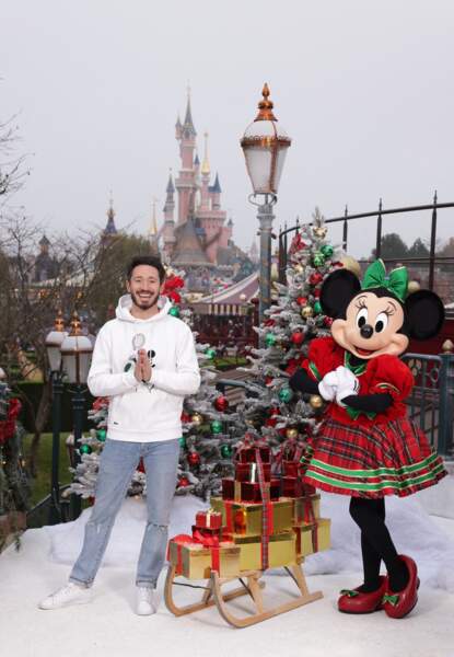 Cédric Grolet en tenue décontracté pour fêter Noël à Disneyland Paris le 21 novembre 2021
