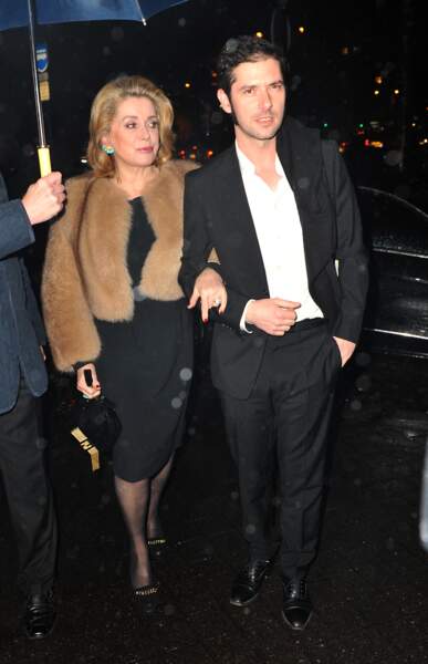 Catherine Deneuve avec Melvil Poupaud, caraco de fourrure pour la soirée Prada au Palais d'Iéna à Paris en 2012