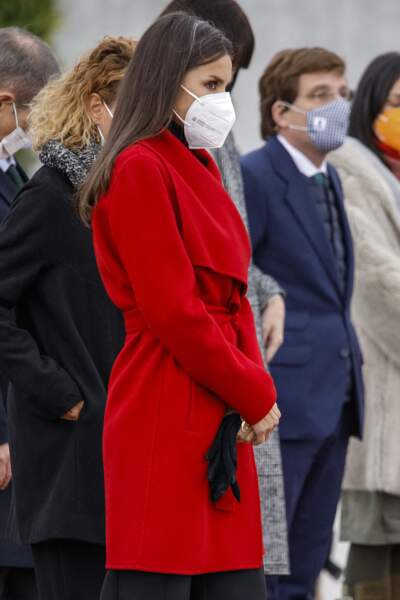 Gants noirs, manteau rouge, Letizia d'Espagne ne passe pas inaperçue avec ce look pour son départ en Suède.