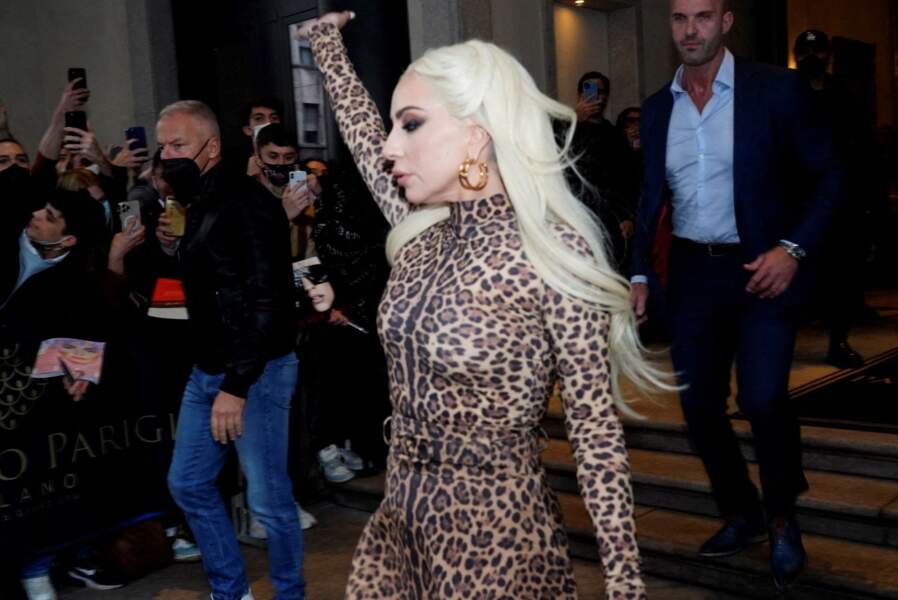 Lady Gaga joue les panthères avec les cheveux très longs et coiffés en arrière,  le 13 novembre 2021.