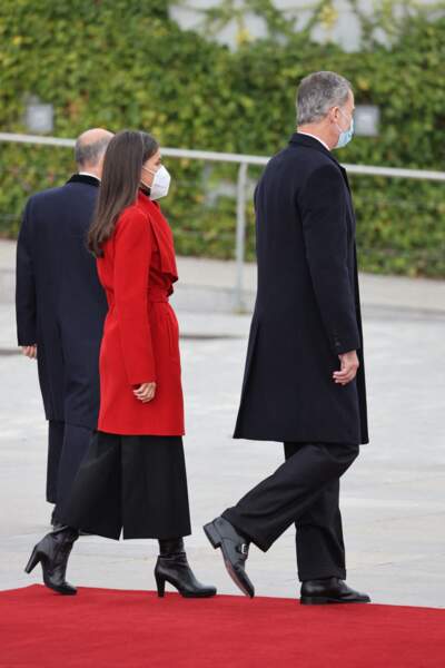Letizia d''Espagne adore les tenues rouges mais ne les porte plus en total-look. Elle choisit une belle pièce comme ce manteau rouge Boss et calme le jeu sur le reste.