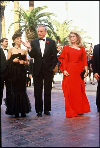 Catherine Deneuve : robe fatale et "théâtrale" dit-elle "pour mieux affronter Cannes" en 1987 
