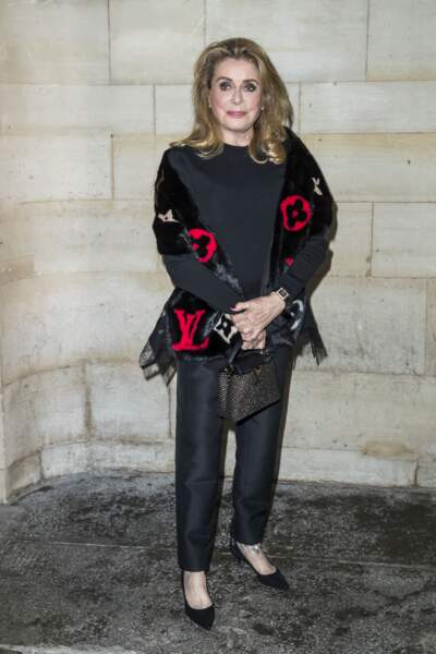 Catherine Deneuve : classique chic et monogrammé Vuitton pour le défilé printemps-été 2019