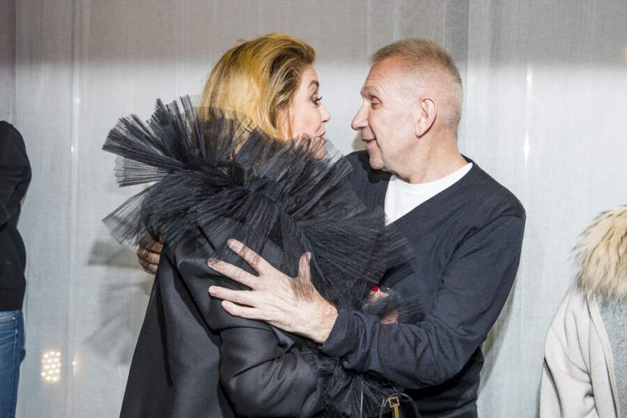 Catherine Deneuve, col de tulle pour embrasser Jean Paul Gaultier en 2019 (défilé haute couture printemps-été)
