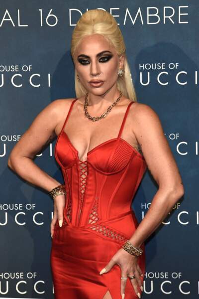 Lady Gaga en robe bustier et demi-queue de cheval, le 13 novembre 2021. 