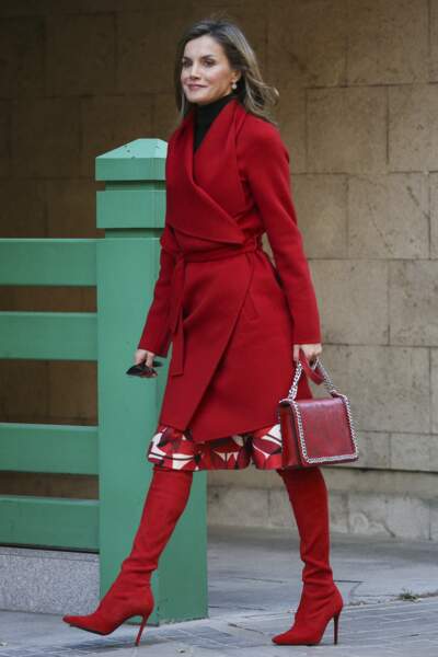 En 2017, Letizia d'Espagne s'était offert un total-look rouge avec son manteau, mais aussi une jupe Boss rouge, une paire de bottes et un sac à main rouges. Seul le col roulé était sobre.