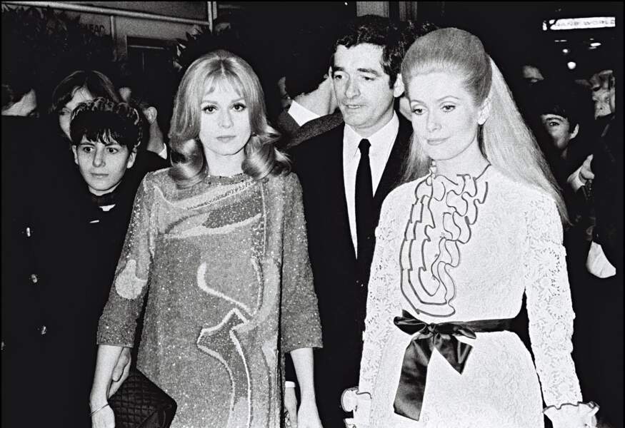 Catherine Deneuve : robe en dentelle, col à jabot, ceinture en satin, le look de Catherine Deneuve, au côté de sa soeur Françoise Dorléac, lors de la sortie des Demoiselles de Rochefort (1967)