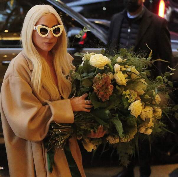 Lady Gaga : lunettes papillon et ses longs cheveux blonds platine coiffés sagement autour de son visage, le 13 novembre 2021.