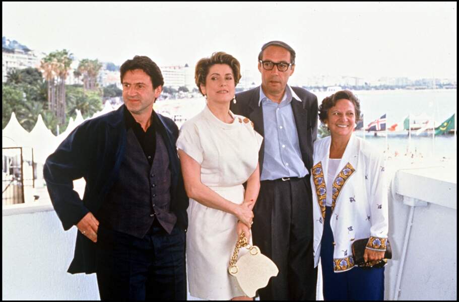 Catherine Deneuve: en robe blanche ceinture encolure large pour Ma saison préférée d'André Téchiné en 1993