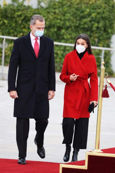 Letizia D'Espagne recycle son manteau rouge Hugo Boss déjà porté en 2017