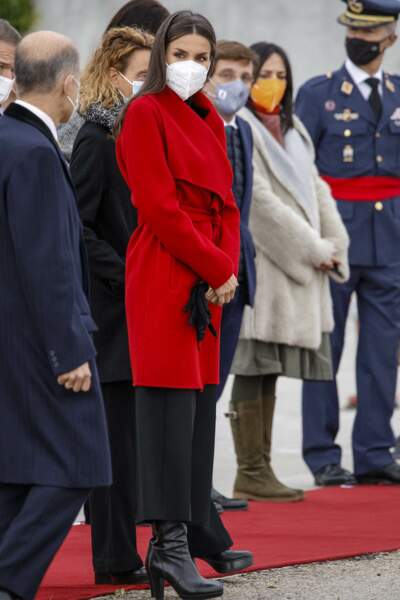 Pour l'occasion, la reine d'Espagne a misé sur une paire de bottines noires, un pantalon noir et un très beau manteau rouge ceinturé à la taille signé Boss