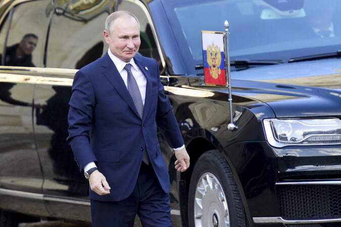 Vladimir Poutine arrivant, légèrement bouffi, au sommet Format Normandie au palais de l'Elysée à Paris, le 9 décembre 2019