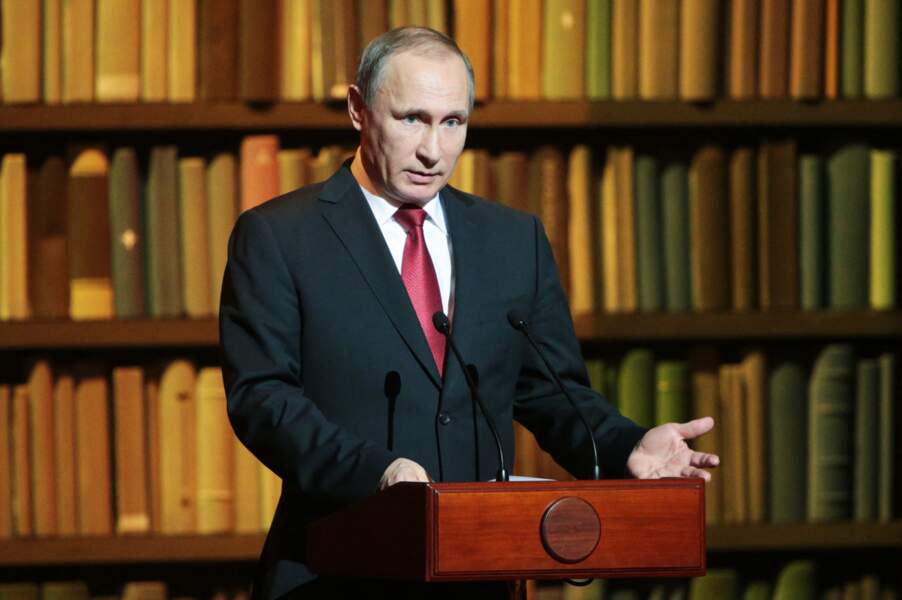 Vladimir Poutine fait un discours lors de la clôture de l'année de la littérature et l'ouverture du cinéma à Saint-Pétersbourg, le 14 décembre 2015
