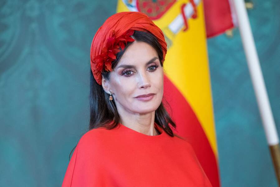 Letizia d'Espagne très stylée en robe colorée Carolina Herrera et turban assorti pour son arrivée en Suède.