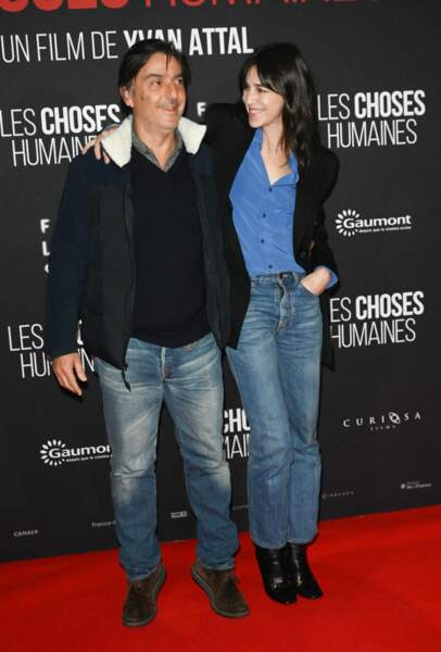 Yvan Attal et sa compagne Charlotte Gainsbourg très décontractés en jean