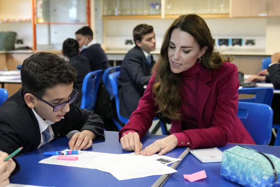 Kate Middleton participe à une leçon de sciences sur les neurosciences à l'école Nower Hill Highcole.