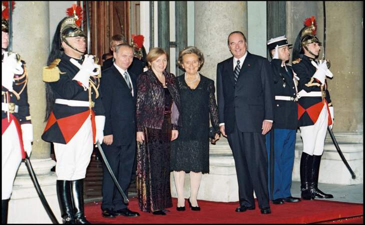 Le président russe Vladimir Poutine reçu, peu de temps après sa première élection, en compagnie de son épouse par Bernadette et Jacques Chriac à l'Élysée le 31 octobre 2000