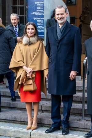 Le roi Felipe VI et la reine Letizia d'Espagne en robe et cape Carolina Herrera.