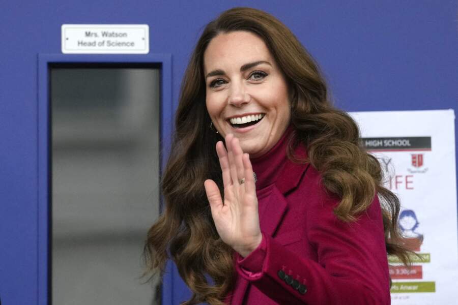 Kate Middleton n'a jamais eu les cheveux aussi longs et assume désormais de les porter avec de belles ondulations.