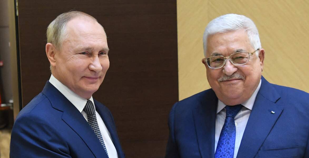 Le président russe Vladimir Poutine avait avait le visage bouffi au moment de rencontrer son homologue palestinien, Mahmoud Abbas, le 23 novembre 2021