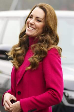 Kate Middleton visite l'école Nower Hill High à Londres avec une belle cascade de cheveux wavy, le 24 novembre 2021.