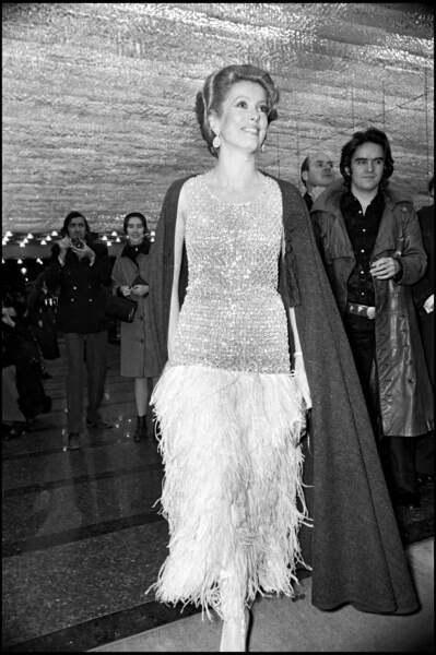 Catherine Deneuve en robe strassée et plumetis lors de l'avant-première de Peau d'âne en 1970
