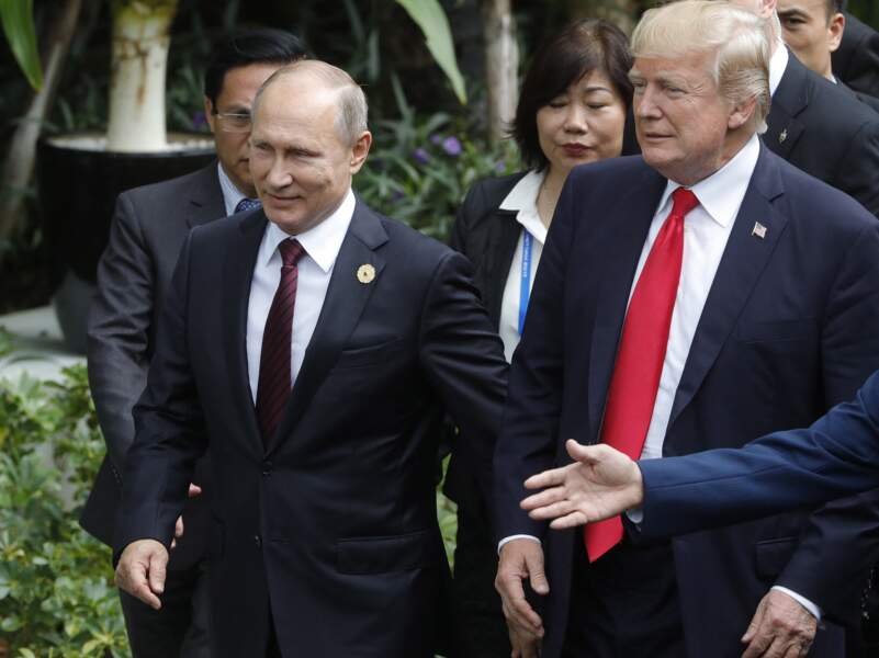 Vladimir Poutine et Donald Trump lors du dernier jour du 25ème sommet de l'APEC à Da Nang au Vietnam, le 11 novembre 2017