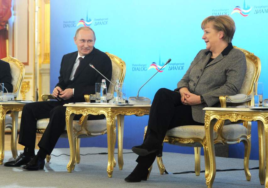 La chancelière allemande Angela Merkel et le président russe Vladimir Poutine, souriants, au 12e "Peterburg Dialogue Forum", à Moscou, le 16 novembre 2012