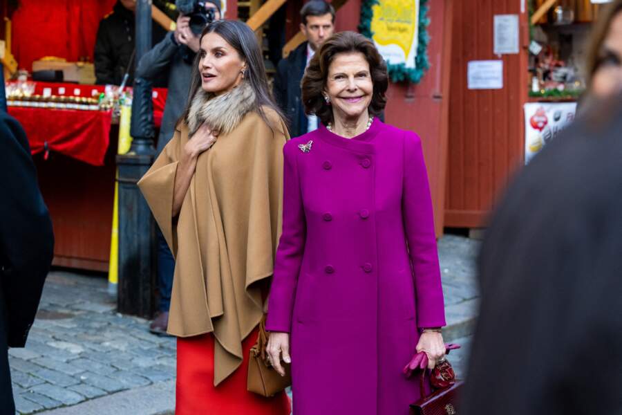 Letizia d'Espagne en robe orange et Silvia de Suède en manteau fuschia, le match du style