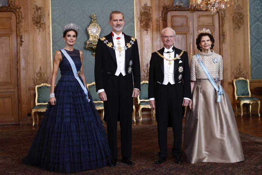 La reine Letizia et le roi Felipe VI d'Espagne, le roi Carl Gustav et la reine Silvia de Suède le 24novembre 2021.