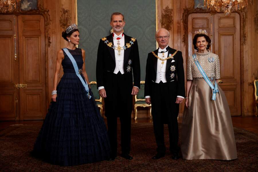 Pour l'occasion, Letizia d'Espagne a mis une robe de bal H&M déjà portée la princesse Victoria et légèrement customisée.