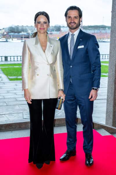 Le prince Carl Philip et la princesse Sofia (Hellqvist) de Suède, très élégante en costume.