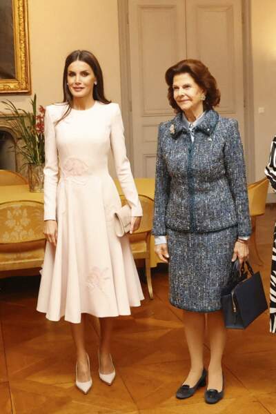 La reine Letizia d'Espagne et la reine Silvia de Suède visitent la bibliothèque Bernadotte du palais royal de Stockholm, le 25 novembre 2021.